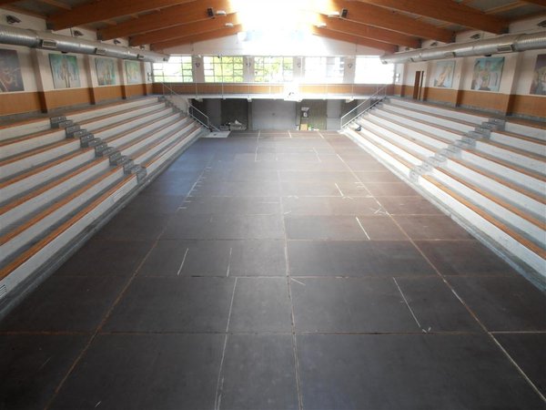 Probalekuko sarrerako ate nagusia aldatzea pertsiana bat jarriz